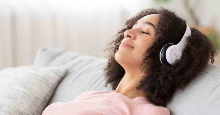 Clear Mind Clutter - Woman listening to affirmation audios